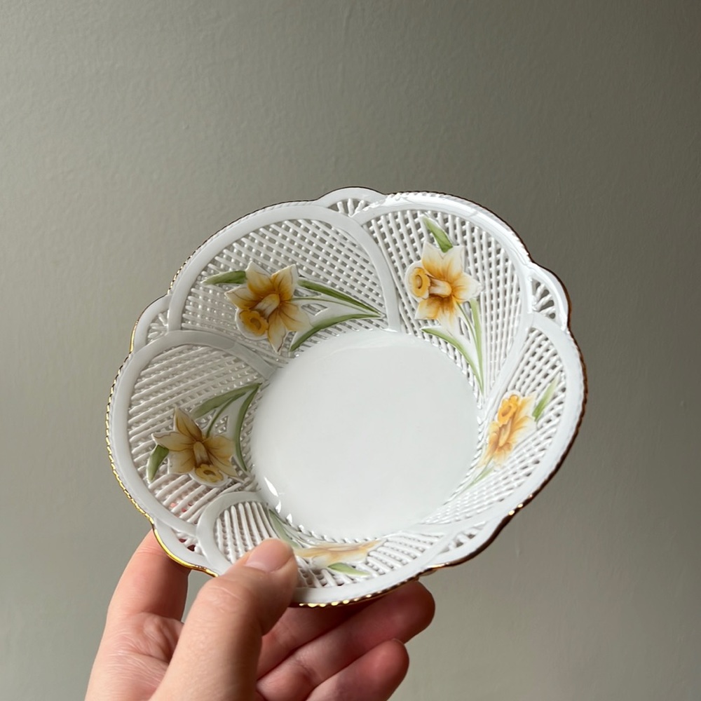 Fine Porcelain Romanian Lace Ware Low Bowl w Hand Painted Daffodils Moga